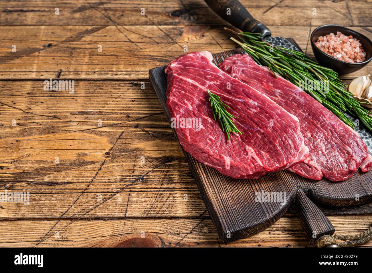 Steak de calotte cru ou steak de Picanha sur une planche de bois avec un couteau de boucher. fond en bois. Vue de dessus. Copier l'espace Banque D'Images
