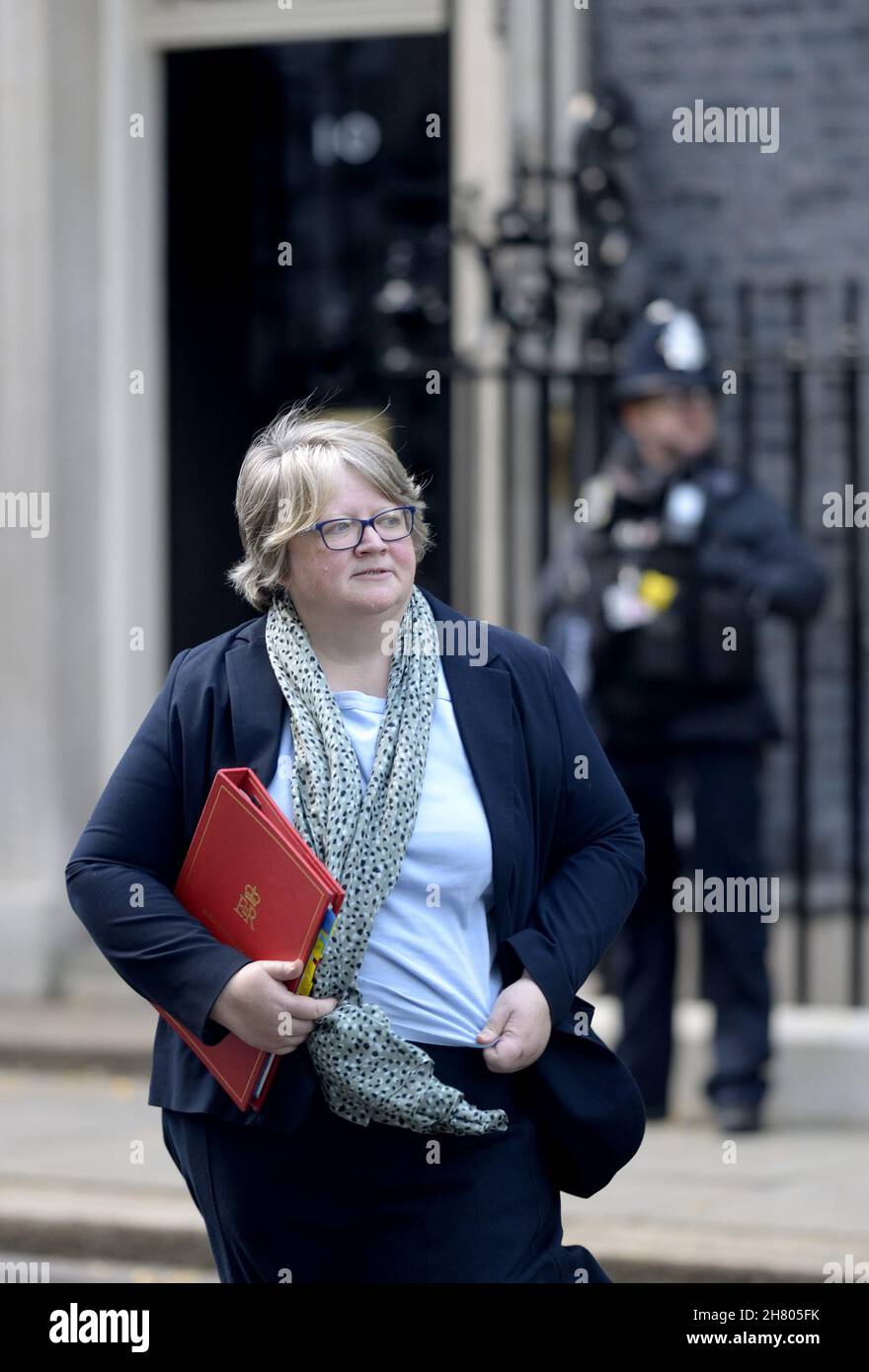 Thérèse Coffey députée - Secrétaire d'État au travail et aux pensions - rue Downing, novembre 2021 Banque D'Images