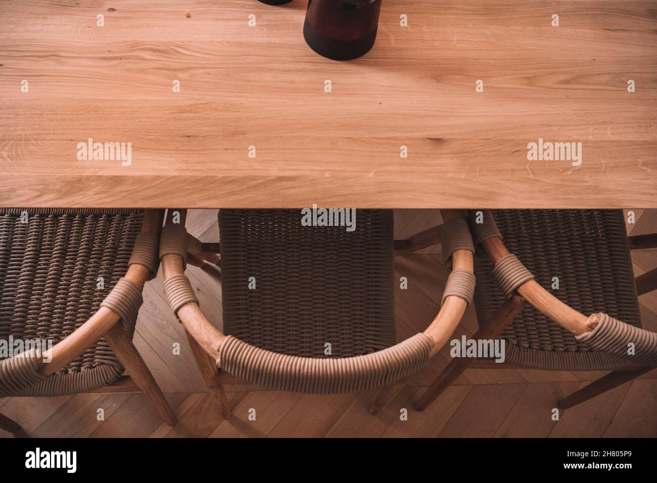 Depuis le dessus de la table et des chaises en bois à la maison Banque D'Images