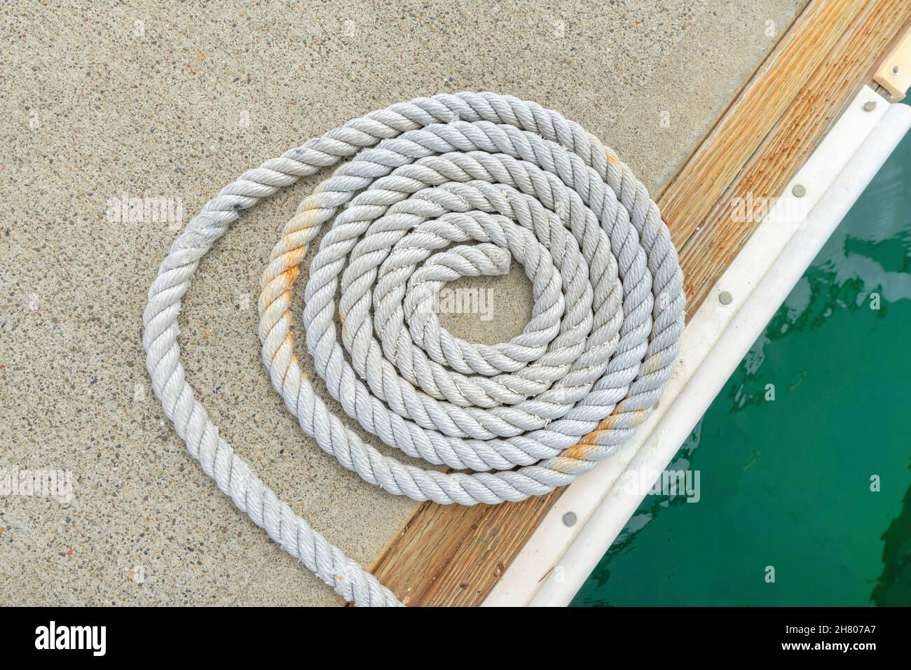 Gros plan d'une corde en spirale sur un quai en béton à Oceanside, Californie Banque D'Images