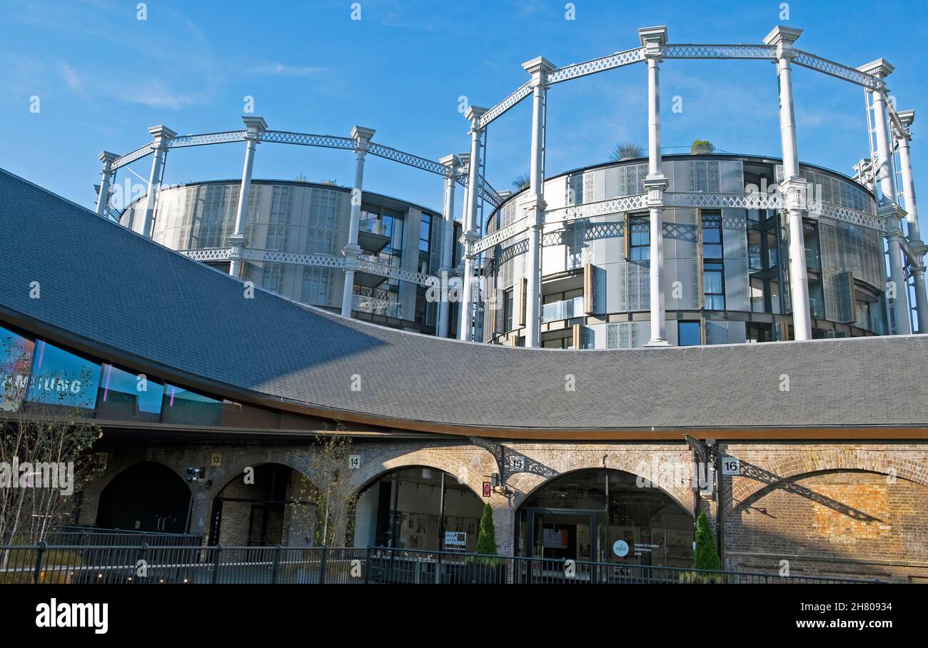 Vue sur les immeubles d'appartements Gasdétenteurs à côté du centre commercial Coal Drops Yard près de Granary Square à Kings Cross Londres N1C Angleterre KATHY DEWITT Banque D'Images