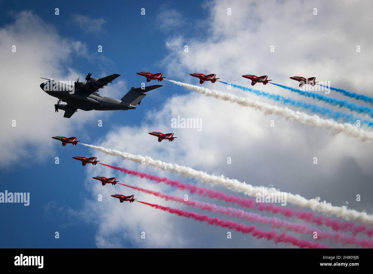 Red Arrows & Airbus A400M Flypast, Farnborough International Airshow 2016 Banque D'Images