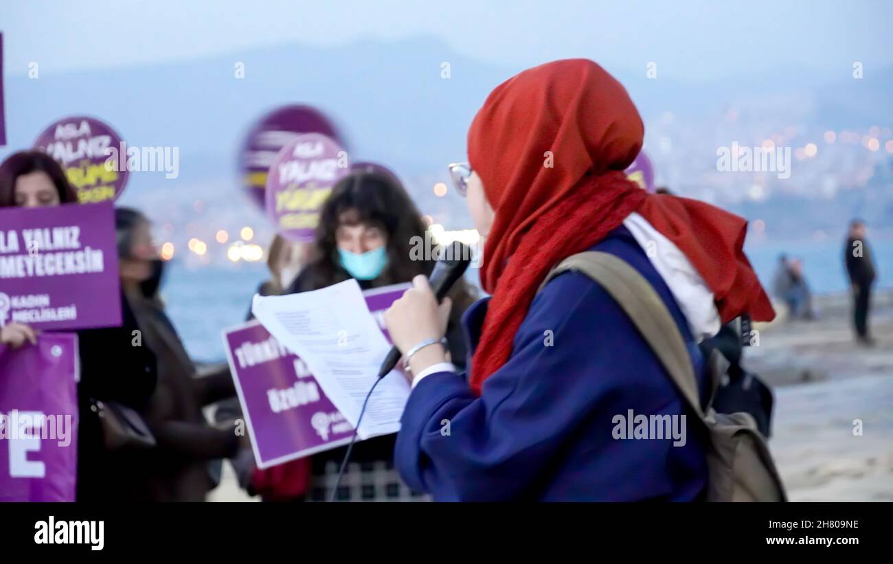 Izmir, Turquie.25 novembre 2021.Les femmes d'Izmir, en Turquie, ont manifesté le 25 novembre la Journée internationale pour l'élimination de la violence à l'égard des femmes.Ils ont levé leur voix contre les hommes dominaient le monde avec des affiches, des bannières et des slogans qui ont été mis en évidence "retrait de la Convention d'Istanbul" et "le féminicide en Turquie".Les membres LGBTQ+ ont également tenté la démonstration qui a été tenue par "nous allons arrêter les fémicides pour la Turquie" crédit: İdil Toffolo/Alay Live News Banque D'Images