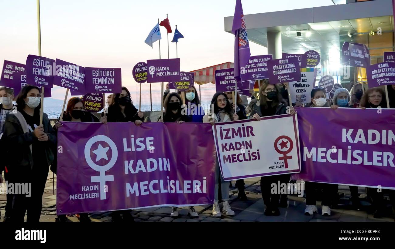 Izmir, Turquie.25 novembre 2021.Les femmes d'Izmir, en Turquie, ont manifesté le 25 novembre la Journée internationale pour l'élimination de la violence à l'égard des femmes.Ils ont levé leur voix contre les hommes dominaient le monde avec des affiches, des bannières et des slogans qui ont été mis en évidence "retrait de la Convention d'Istanbul" et "le féminicide en Turquie".Les membres LGBTQ+ ont également tenté la démonstration qui a été tenue par "nous allons arrêter les fémicides pour la Turquie" crédit: İdil Toffolo/Alay Live News Banque D'Images