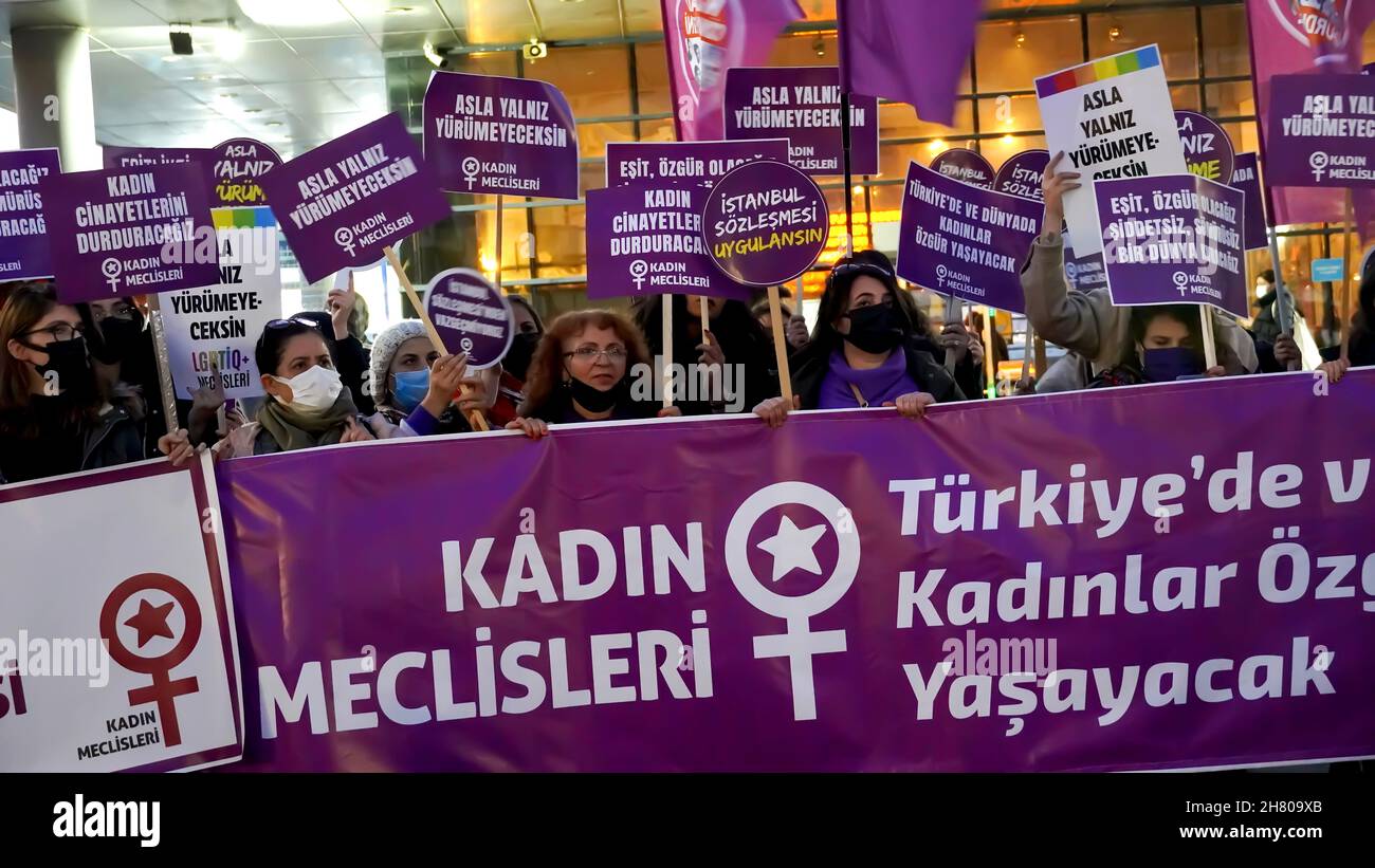 Izmir, Turquie.25 novembre 2021.Les femmes d'Izmir, en Turquie, ont manifesté le 25 novembre la Journée internationale pour l'élimination de la violence à l'égard des femmes.Ils ont levé leur voix contre les hommes dominaient le monde avec des affiches, des bannières et des slogans qui ont été mis en évidence "retrait de la Convention d'Istanbul" et "le féminicide en Turquie".Les membres LGBTQ+ ont également tenté la démonstration qui a été tenue par "nous allons arrêter les fémicides pour la Turquie" crédit: İdil Toffolo/Alay Live News Banque D'Images