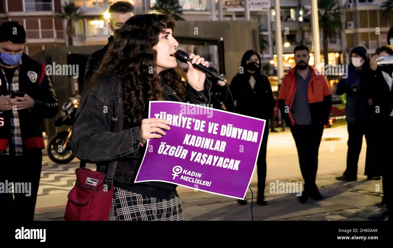 Izmir, Turquie.25 novembre 2021.Les femmes d'Izmir, en Turquie, ont manifesté le 25 novembre la Journée internationale pour l'élimination de la violence à l'égard des femmes.Ils ont levé leur voix contre les hommes dominaient le monde avec des affiches, des bannières et des slogans qui ont été mis en évidence "retrait de la Convention d'Istanbul" et "le féminicide en Turquie".Les membres LGBTQ+ ont également tenté la démonstration qui a été tenue par "nous allons arrêter les fémicides pour la Turquie" crédit: İdil Toffolo/Alay Live News Banque D'Images