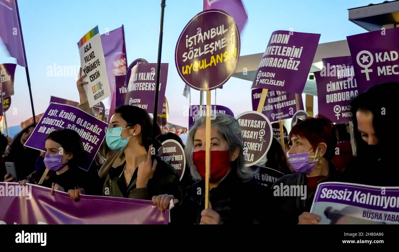 Izmir, Turquie.25 novembre 2021.Les femmes d'Izmir, en Turquie, ont manifesté le 25 novembre la Journée internationale pour l'élimination de la violence à l'égard des femmes.Ils ont levé leur voix contre les hommes dominaient le monde avec des affiches, des bannières et des slogans qui ont été mis en évidence "retrait de la Convention d'Istanbul" et "le féminicide en Turquie".Les membres LGBTQ+ ont également tenté la démonstration qui a été tenue par "nous allons arrêter les fémicides pour la Turquie" crédit: İdil Toffolo/Alay Live News Banque D'Images