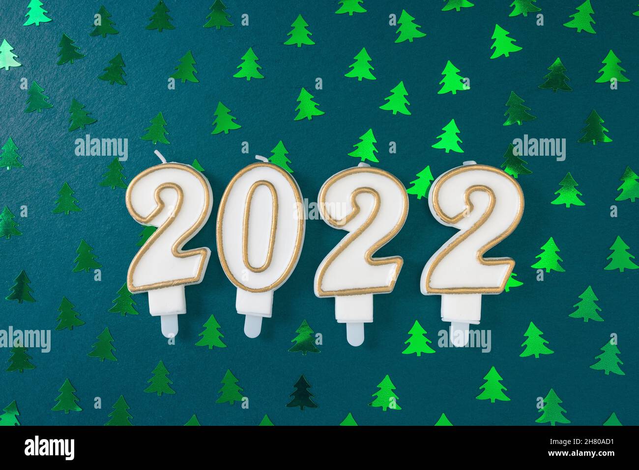 BONNE ANNÉE avec 2022 bougies en fête avec papier cadeau de Noël en toile de fond.Préparation et célébration.Flat lay, vue de dessus, espace de copie Banque D'Images