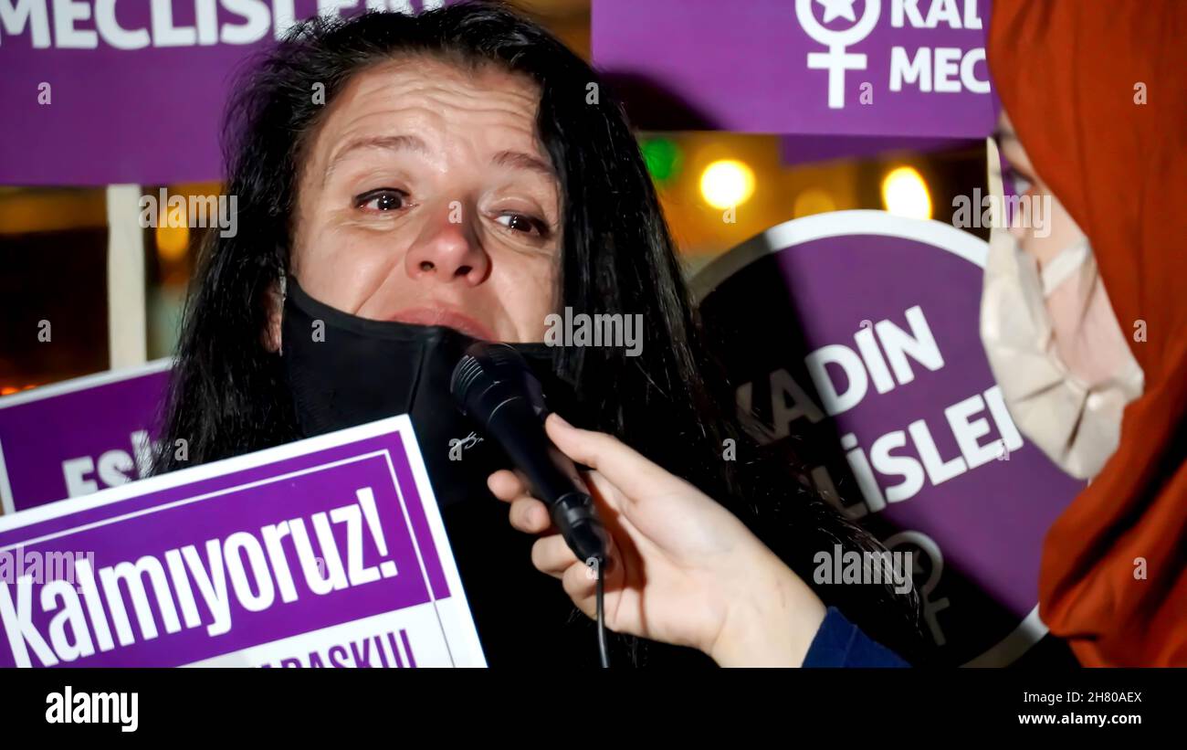 Izmir, Turquie.25 novembre 2021.Les femmes d'Izmir, en Turquie, ont manifesté le 25 novembre la Journée internationale pour l'élimination de la violence à l'égard des femmes.Ils ont levé leur voix contre les hommes dominaient le monde avec des affiches, des bannières et des slogans qui ont été mis en évidence "retrait de la Convention d'Istanbul" et "le féminicide en Turquie".Les membres LGBTQ+ ont également tenté la démonstration qui a été tenue par "nous allons arrêter les fémicides pour la Turquie" crédit: İdil Toffolo/Alay Live News Banque D'Images