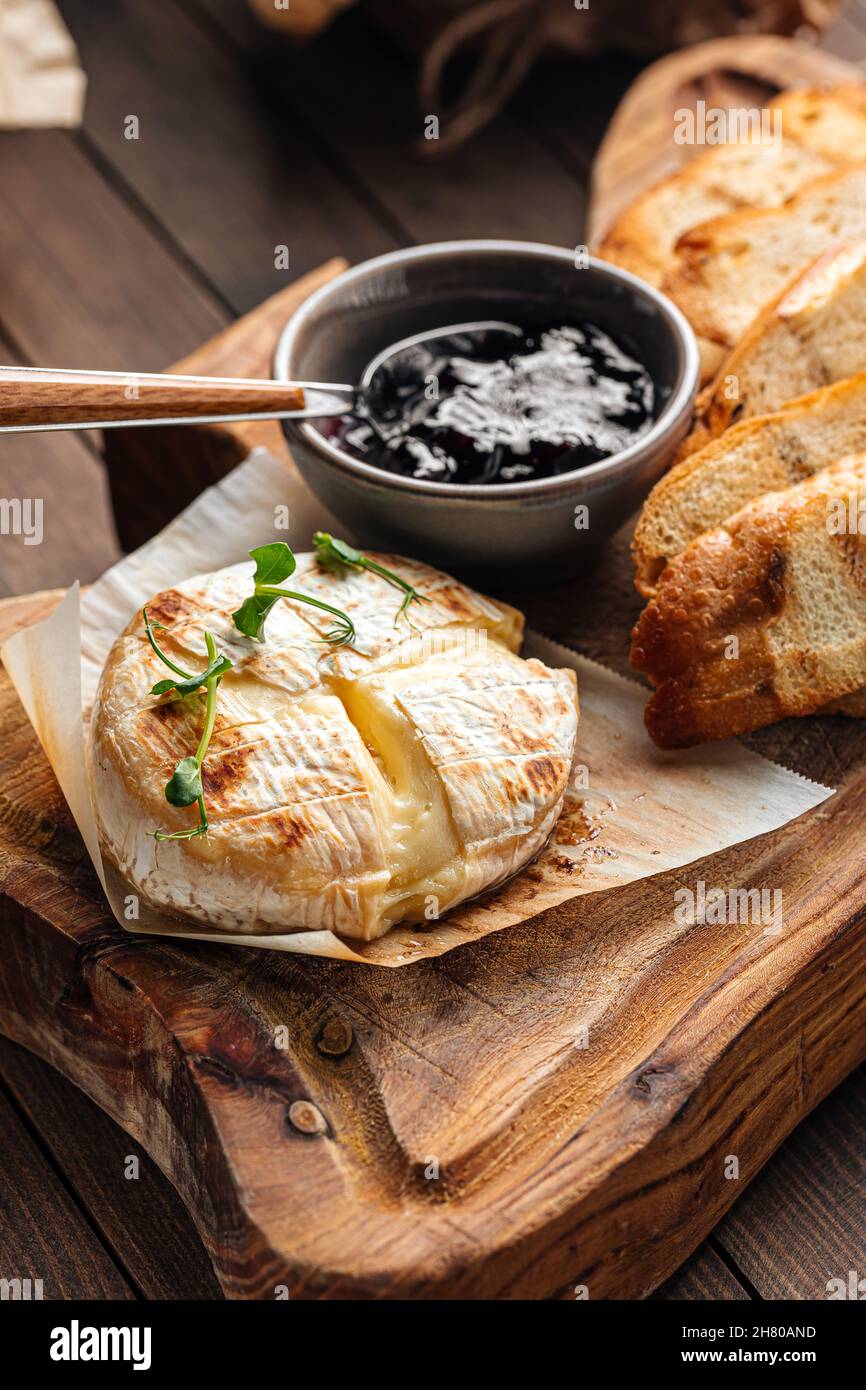Hors-d'œuvre au fromage camembert cuit au four avec toasts Photo Stock -  Alamy