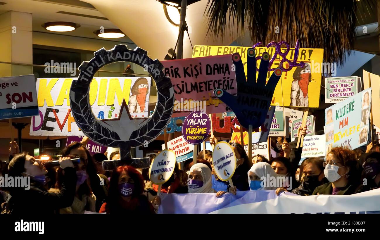 Izmir, Turquie.25 novembre 2021.Les femmes d'Izmir, en Turquie, ont manifesté le 25 novembre la Journée internationale pour l'élimination de la violence à l'égard des femmes.Ils ont levé leur voix contre les hommes dominaient le monde avec des affiches, des bannières et des slogans qui ont été mis en évidence "retrait de la Convention d'Istanbul" et "le féminicide en Turquie".Les membres LGBTQ+ ont également tenté la démonstration qui a été tenue par "nous allons arrêter les fémicides pour la Turquie" crédit: İdil Toffolo/Alay Live News Banque D'Images