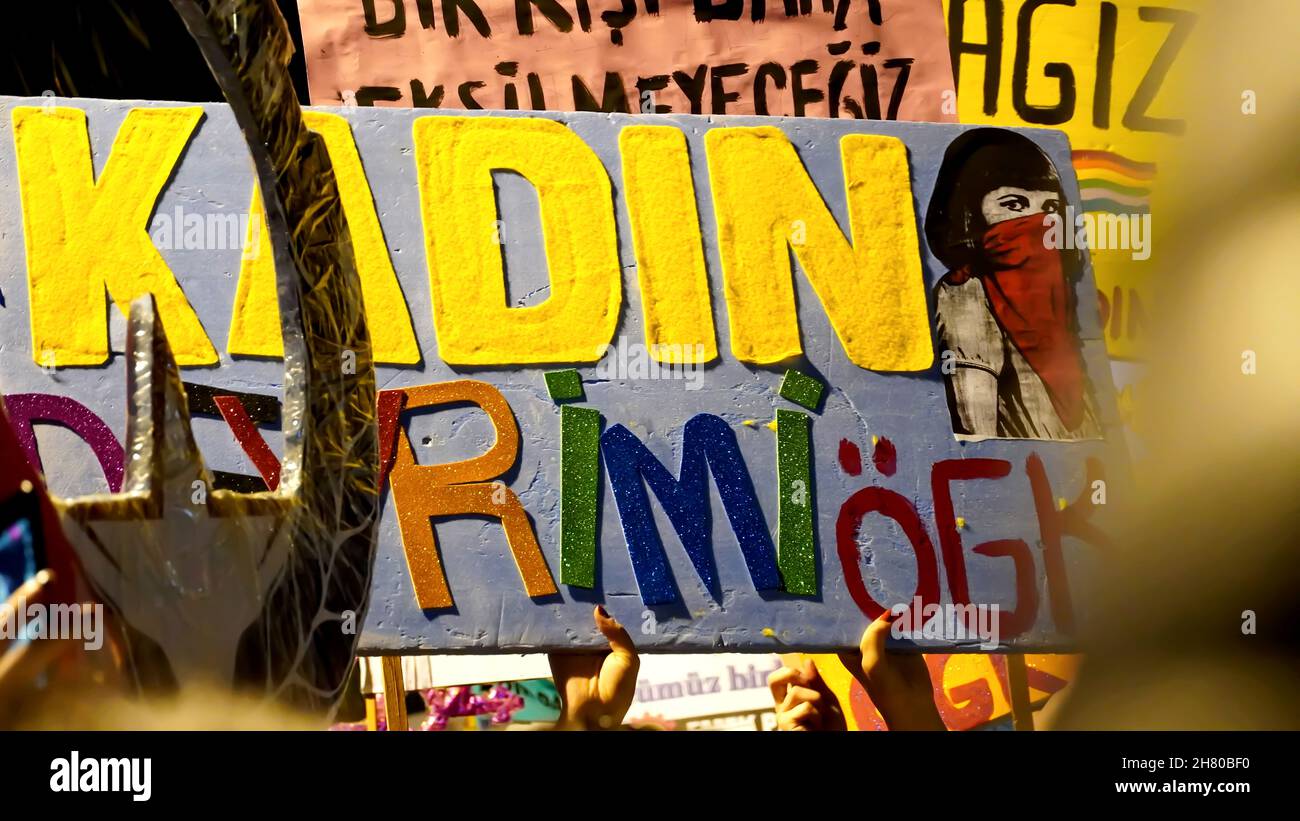 Izmir, Turquie.25 novembre 2021.Les femmes d'Izmir, en Turquie, ont manifesté le 25 novembre la Journée internationale pour l'élimination de la violence à l'égard des femmes.Ils ont levé leur voix contre les hommes dominaient le monde avec des affiches, des bannières et des slogans qui ont été mis en évidence "retrait de la Convention d'Istanbul" et "le féminicide en Turquie".Les membres LGBTQ+ ont également tenté la démonstration qui a été tenue par "nous allons arrêter les fémicides pour la Turquie" crédit: İdil Toffolo/Alay Live News Banque D'Images