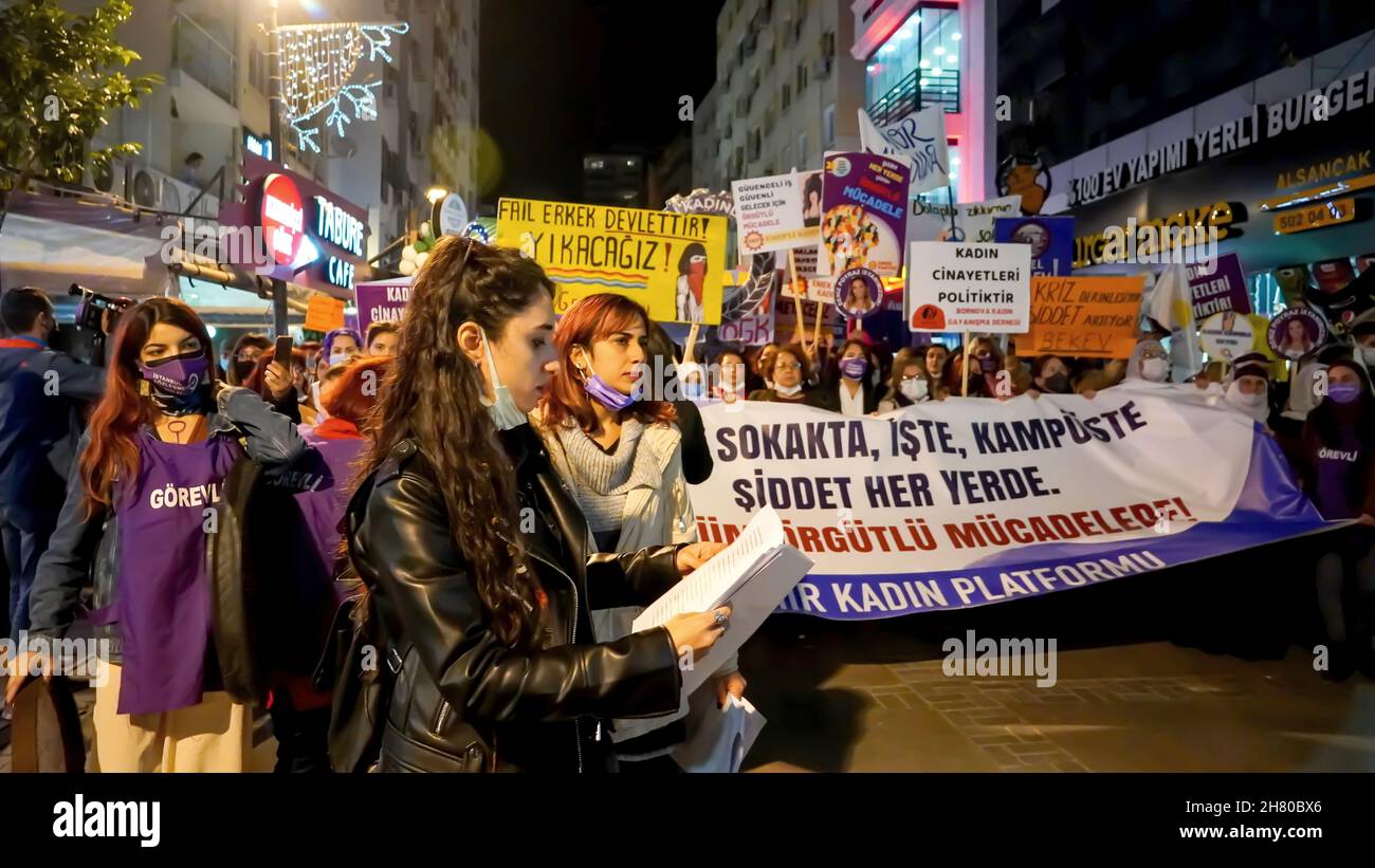 Izmir, Turquie.25 novembre 2021.Les femmes d'Izmir, en Turquie, ont manifesté le 25 novembre la Journée internationale pour l'élimination de la violence à l'égard des femmes.Ils ont levé leur voix contre les hommes dominaient le monde avec des affiches, des bannières et des slogans qui ont été mis en évidence "retrait de la Convention d'Istanbul" et "le féminicide en Turquie".Les membres LGBTQ+ ont également tenté la démonstration qui a été tenue par "nous allons arrêter les fémicides pour la Turquie" crédit: İdil Toffolo/Alay Live News Banque D'Images