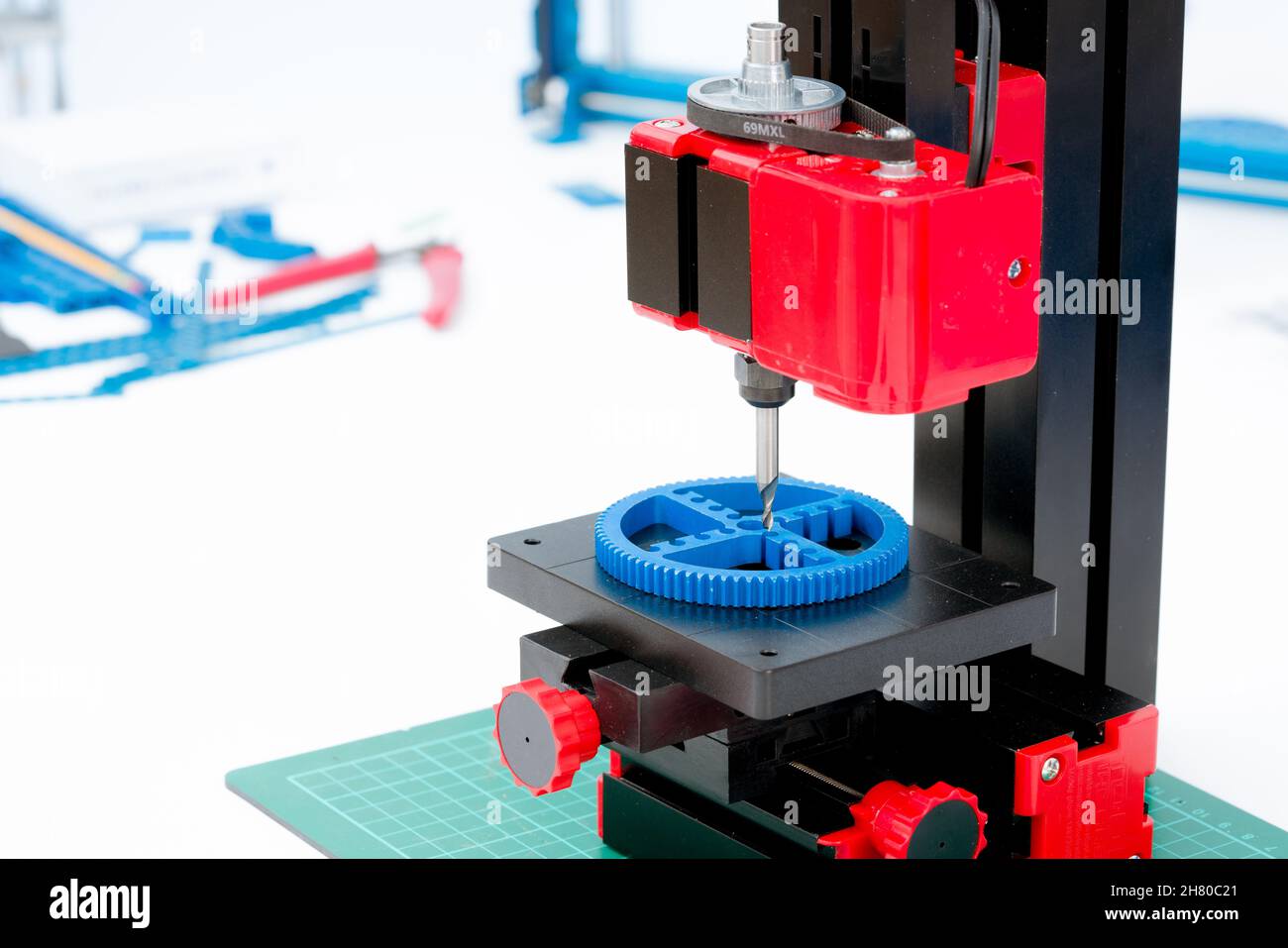 Fraiseuse et perceuse de précision dans le laboratoire de mécanique de précision Banque D'Images