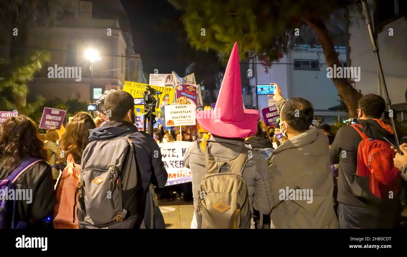 Izmir, Turquie.25 novembre 2021.Les femmes d'Izmir, en Turquie, ont manifesté le 25 novembre la Journée internationale pour l'élimination de la violence à l'égard des femmes.Ils ont levé leur voix contre les hommes dominaient le monde avec des affiches, des bannières et des slogans qui ont été mis en évidence "retrait de la Convention d'Istanbul" et "le féminicide en Turquie".Les membres LGBTQ+ ont également tenté la démonstration qui a été tenue par "nous allons arrêter les fémicides pour la Turquie" crédit: İdil Toffolo/Alay Live News Banque D'Images
