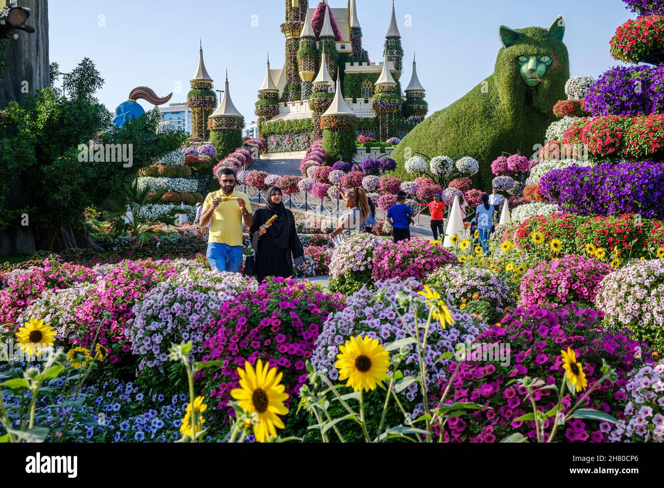 Un chat géant et un château de conte de fées parmi les magnifiques expositions florales au Dubai Miracle Garden, aux Émirats arabes Unis Banque D'Images