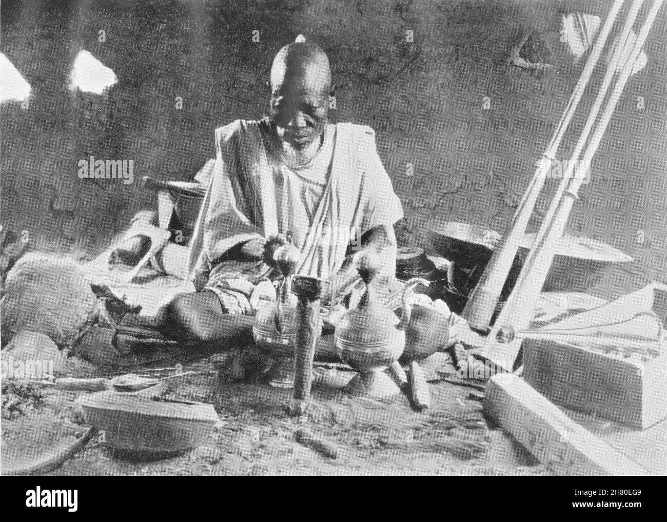 NIGÉRIA.Un ouvrier de laiton 1936 ancienne image d'impression vintage Banque D'Images