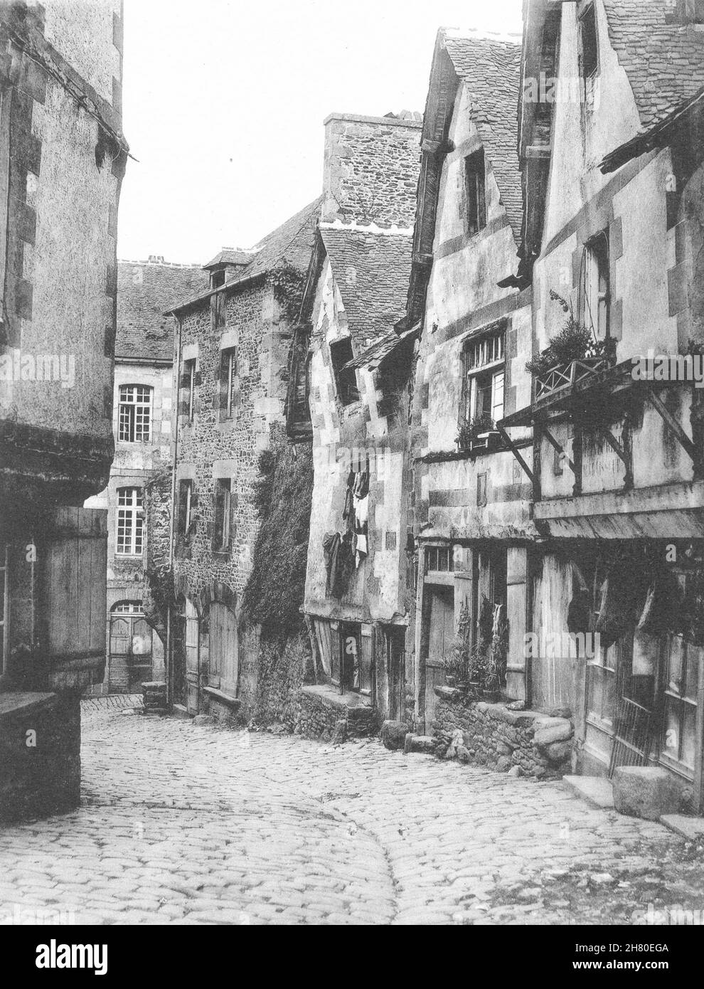 CÔTES-D'ARMOR.Rue de Jerzual, à Dinan (France) c.1872 1935 vieux imprimé vintage Banque D'Images
