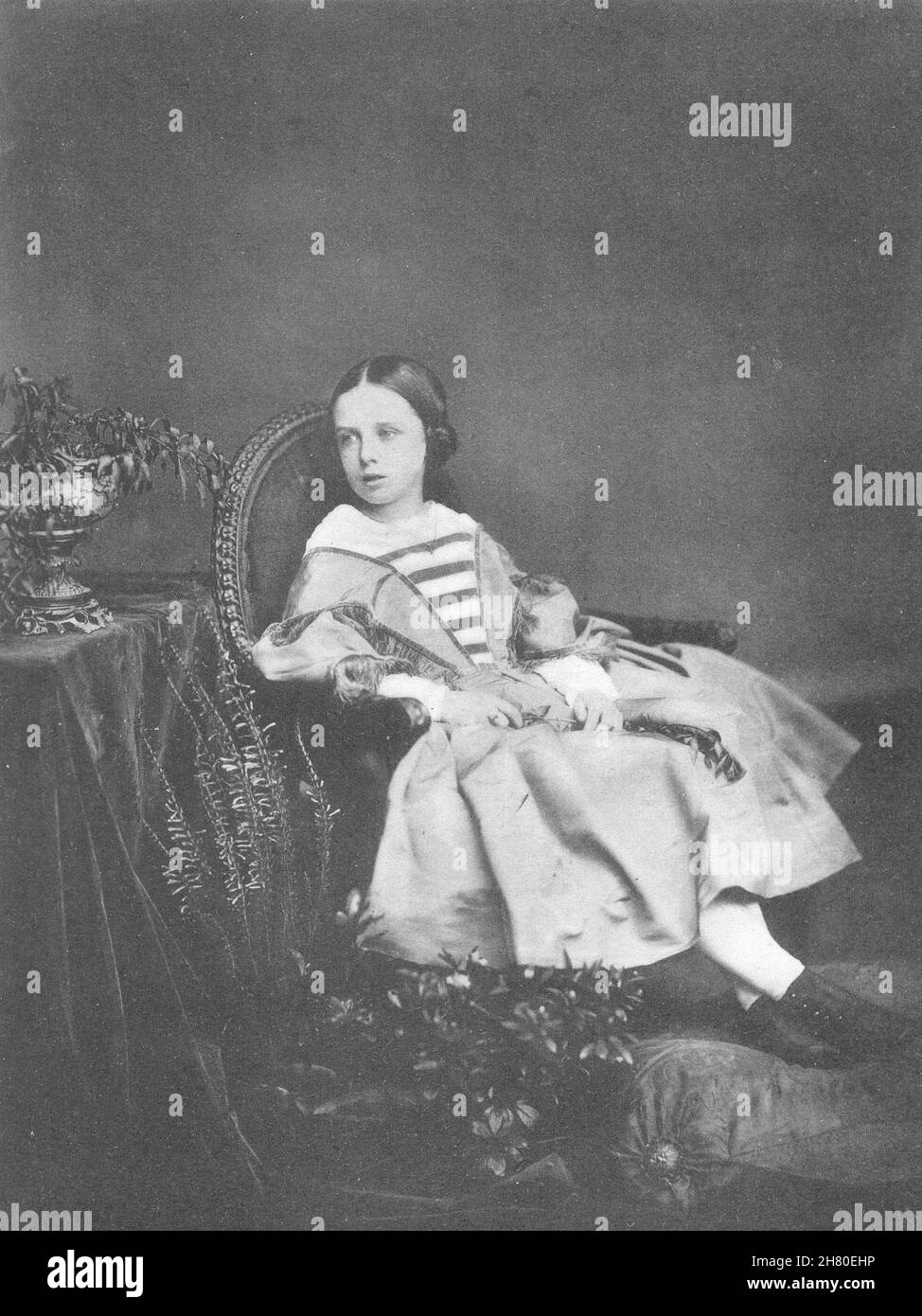 PORTRAITS.Portrait d'une fille inconnue, c.1860 1935 ancienne image d'impression vintage Banque D'Images