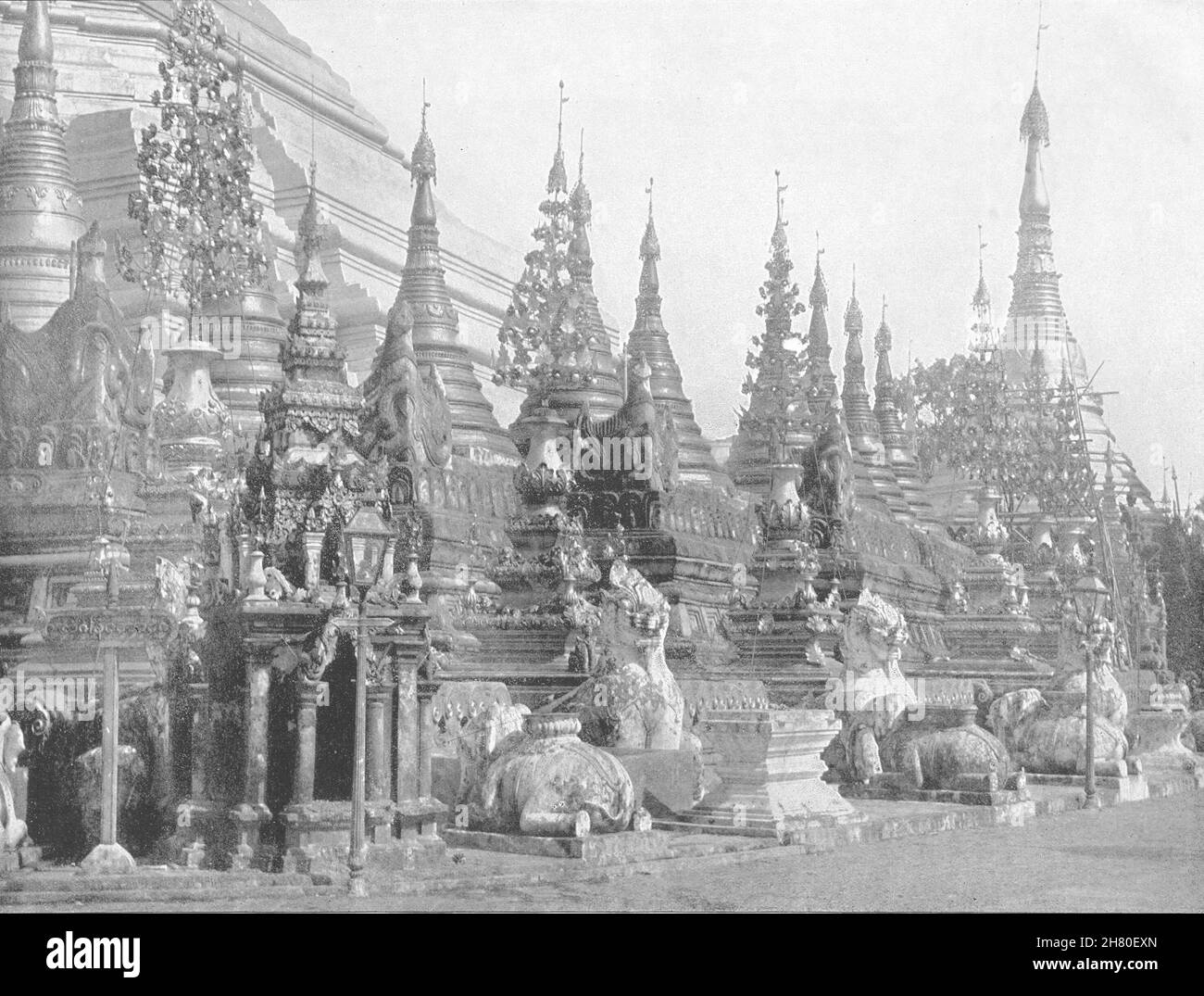 BIRMANIE.Rangoon- la base de la Grande Pagode 1895 ancienne image imprimée Banque D'Images