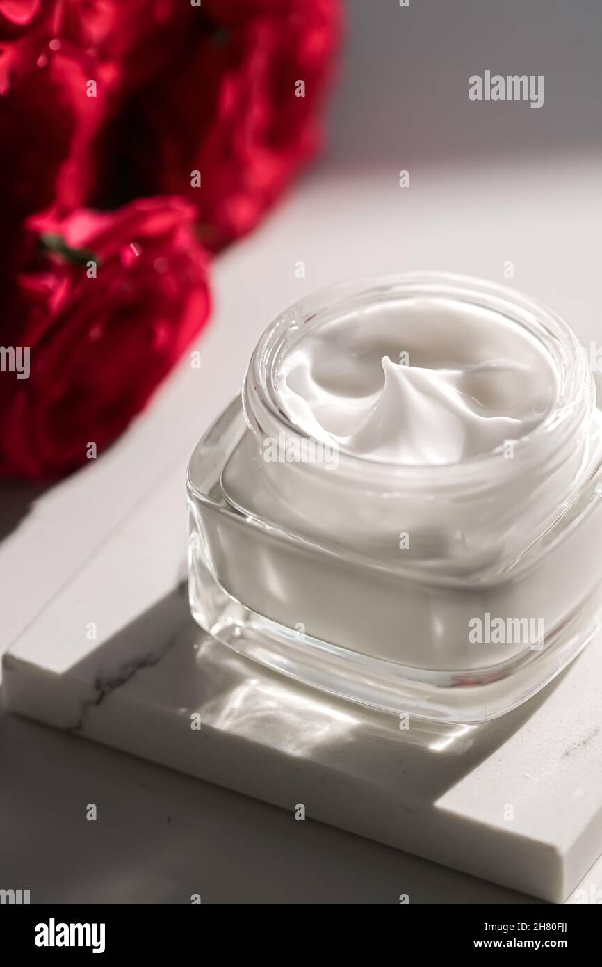 Crème hydratante pour le visage en tant que produit de luxe pour les soins de la peau et du corps, spa à domicile et cosmétiques de beauté bio pour les soins de la peau naturels routine matinale Banque D'Images