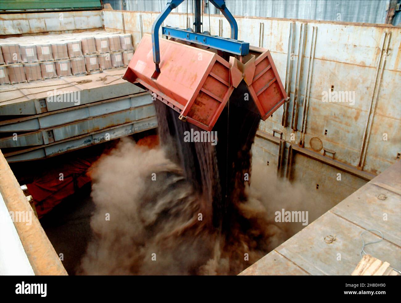 Chargement du cinder dans le port de Harburg. Banque D'Images