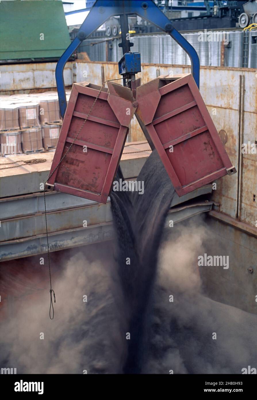 Chargement du cinder dans le port de Harburg. Banque D'Images