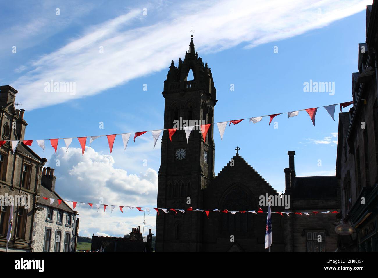 Tour de l'église et bannières pendant Beltane (Peebles, Écosse) Banque D'Images