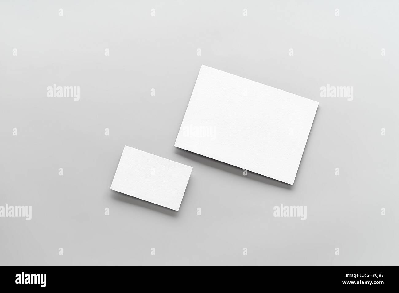 Modèle moderne de maquette de carte de visite sur fond gris.Vue de dessus plat de deux cartes.Maquette pour la marque, la publicité et le design Banque D'Images