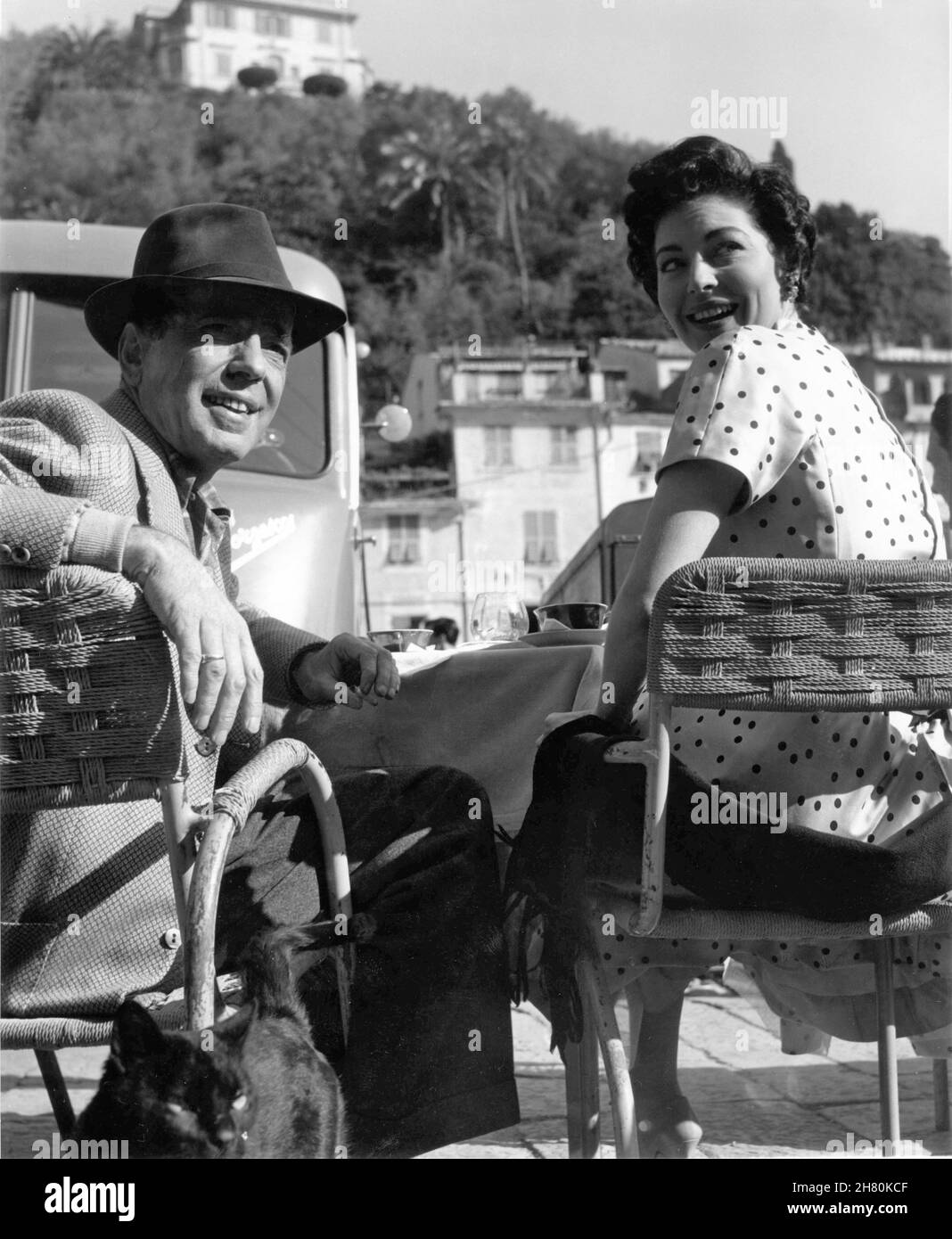 HUMPHREY BOGART et AVA GARDNER sur le terrain de tournage Candid à  Portofino Italie pendant le tournage de LA COURSE PIEDS NUS CONTESSA 1954  réalisateur / écrivain JOSEPH L. MANKIEWICZ cinéaste Jack