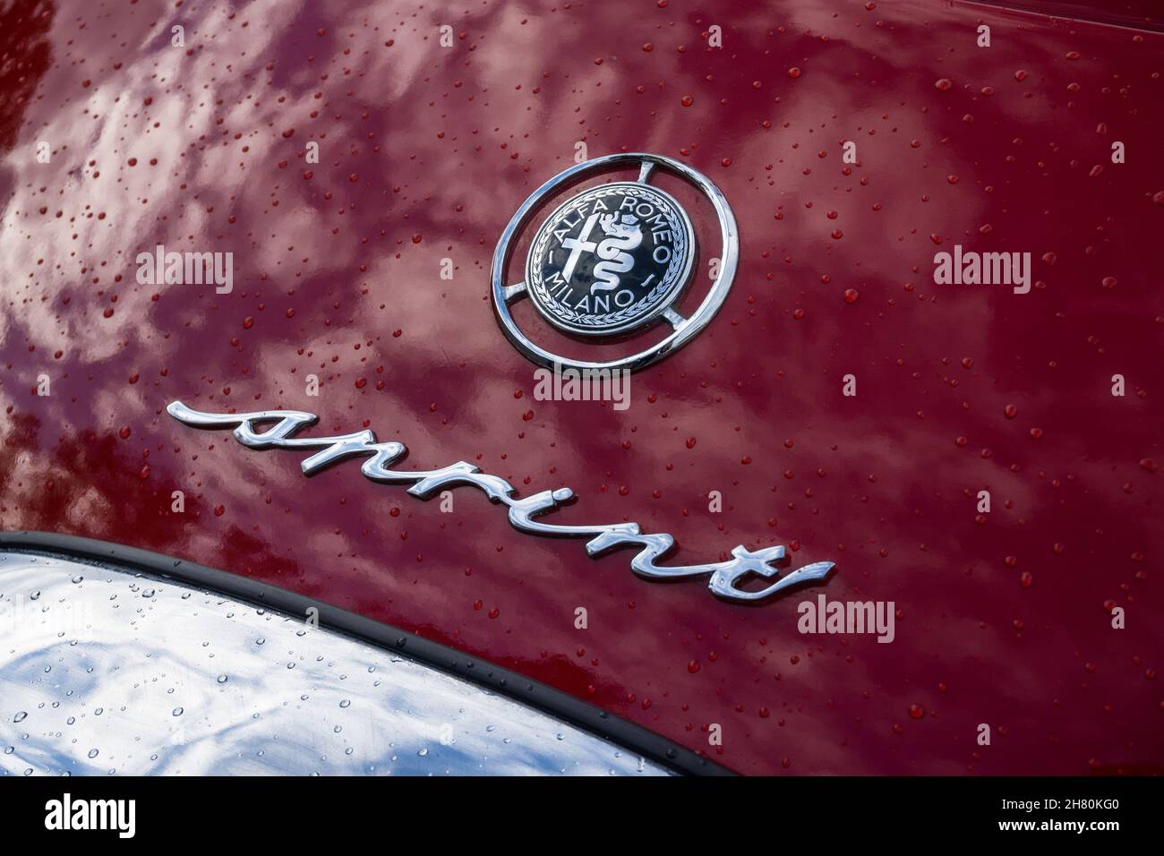 Gros plan sur une voiture de sport italienne classique rouge Alfa Romeo Giulietta Sprint Banque D'Images