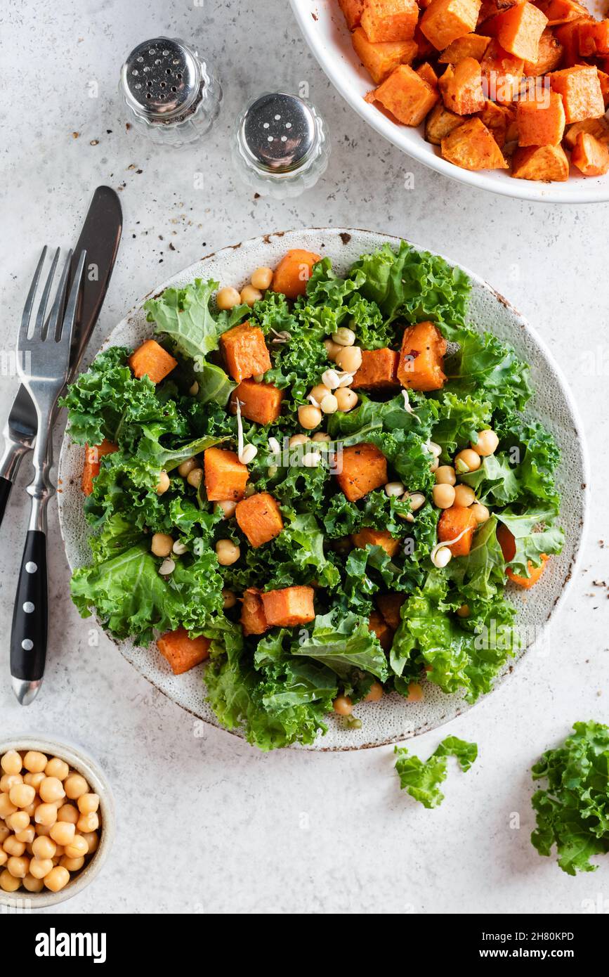 Salade végétalienne saine avec patate douce rôtie et chou kale.Vue du dessus de la table Banque D'Images