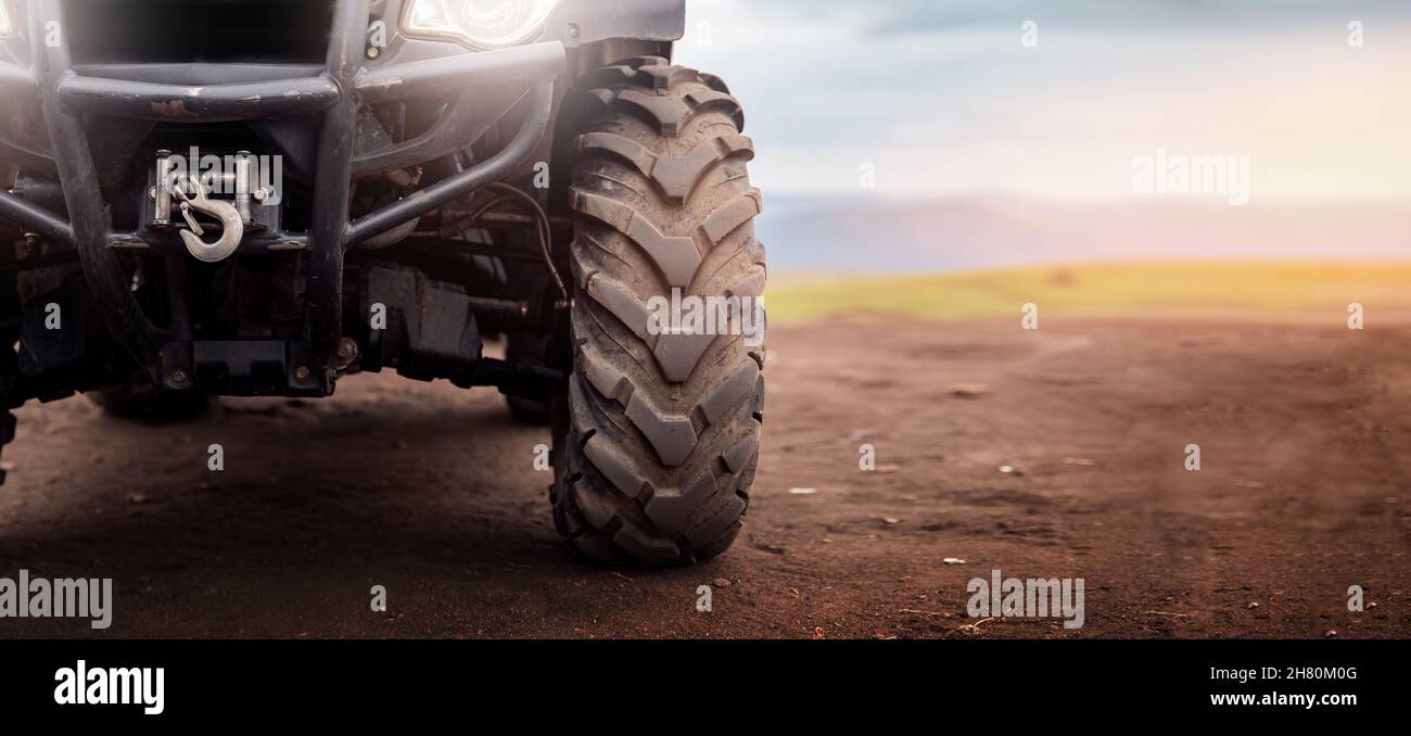 Bannière de motocross fond, VTT roues quad sur désert de poussière offroad. Banque D'Images