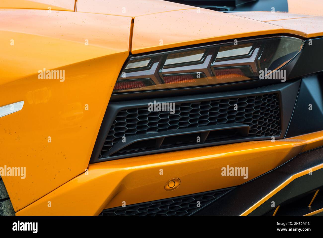 Gros plan de la carrosserie sur une voiture de sport orange Lamborghini Aventador S. Banque D'Images
