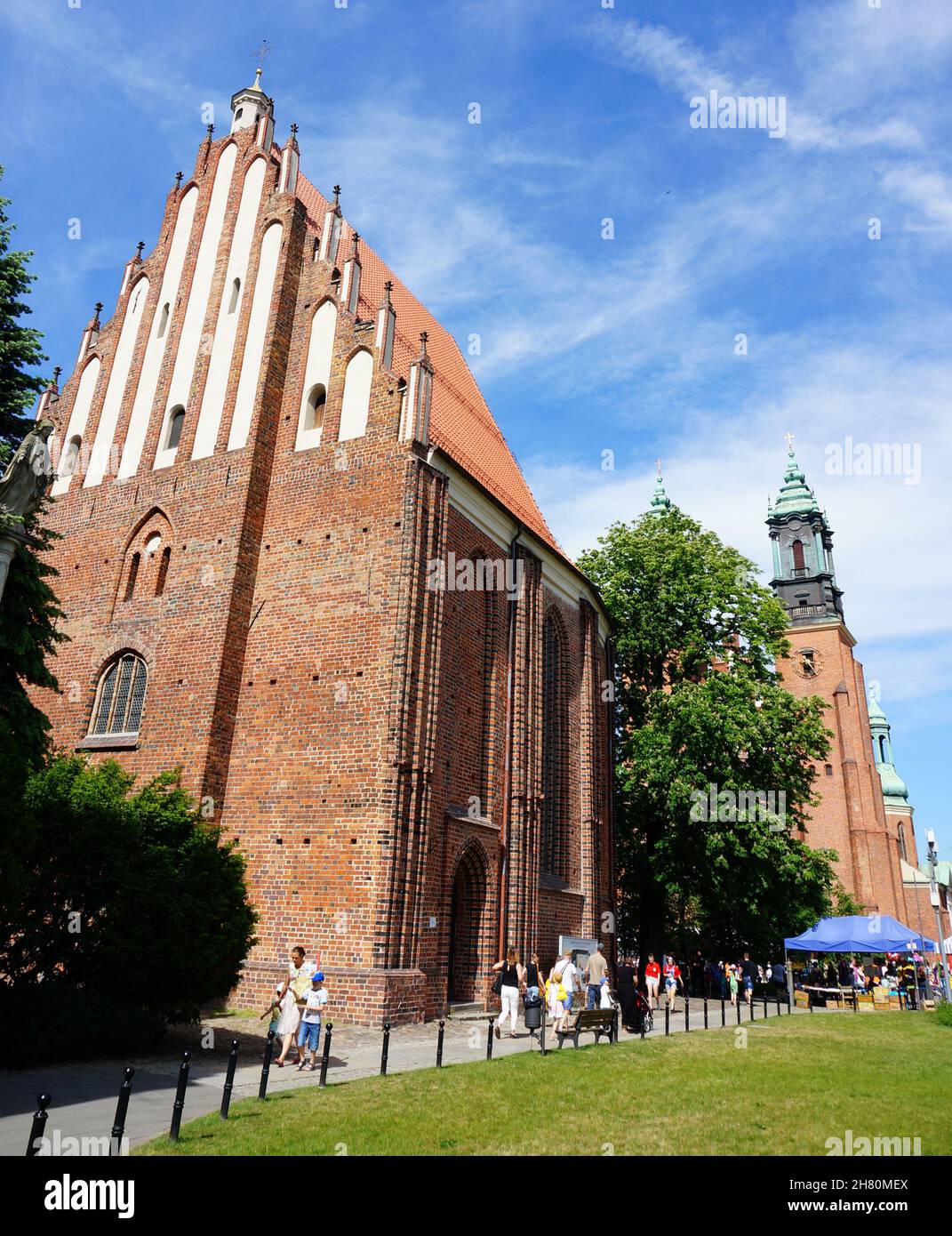 POZNAN, POLOGNE - 28 mai 2017 : un cliché en contre-angle de l'église de la Sainte Vierge Marie dans l'île de Tumski, Poznan, Pologne Banque D'Images