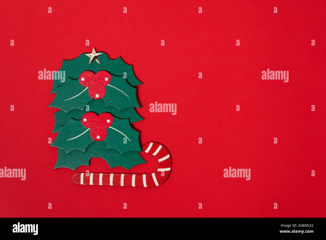 Santa traîneau avec arbre de Noël sur fond rouge.Joyeux noël bonne année fête concept carte de voeux fond. Banque D'Images