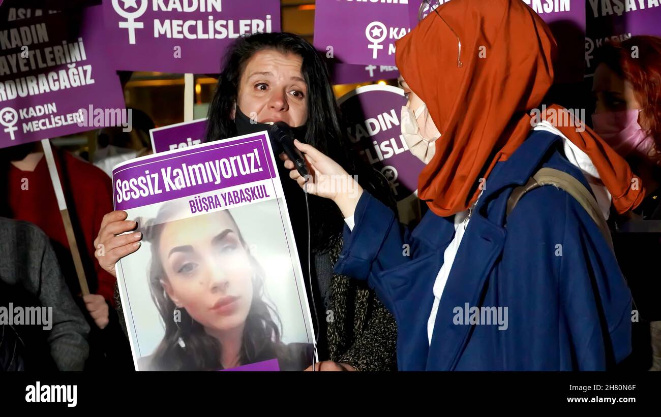 Izmir, Turquie.25 novembre 2021.Les femmes d'Izmir, en Turquie, ont fait la démonstration de la Journée internationale pour l'élimination de la violence à l'égard des femmes.Ils ont levé leur voix contre les hommes dominaient le monde avec des affiches, des bannières et des slogans qui ont été mis en évidence "retrait de la Convention d'Istanbul" et "le féminicide en Turquie".Les membres du LGBTQ ont également assisté à la manifestation organisée par 'nous arrêterons les fémicides pour la Turquie' (photo d'Idil Toffolo/Pacific Press) crédit: Pacific Press Media production Corp./Alay Live News Banque D'Images