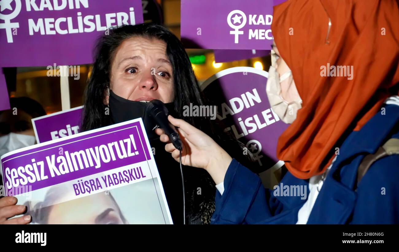 Izmir, Turquie.25 novembre 2021.Les femmes d'Izmir, en Turquie, ont fait la démonstration de la Journée internationale pour l'élimination de la violence à l'égard des femmes.Ils ont levé leur voix contre les hommes dominaient le monde avec des affiches, des bannières et des slogans qui ont été mis en évidence "retrait de la Convention d'Istanbul" et "le féminicide en Turquie".Les membres du LGBTQ ont également assisté à la manifestation organisée par 'nous arrêterons les fémicides pour la Turquie' (photo d'Idil Toffolo/Pacific Press) crédit: Pacific Press Media production Corp./Alay Live News Banque D'Images