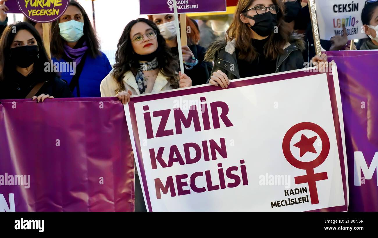 Izmir, Turquie.25 novembre 2021.Les femmes d'Izmir, en Turquie, ont fait la démonstration de la Journée internationale pour l'élimination de la violence à l'égard des femmes.Ils ont levé leur voix contre les hommes dominaient le monde avec des affiches, des bannières et des slogans qui ont été mis en évidence "retrait de la Convention d'Istanbul" et "le féminicide en Turquie".Les membres du LGBTQ ont également assisté à la manifestation organisée par 'nous arrêterons les fémicides pour la Turquie' (photo d'Idil Toffolo/Pacific Press) crédit: Pacific Press Media production Corp./Alay Live News Banque D'Images