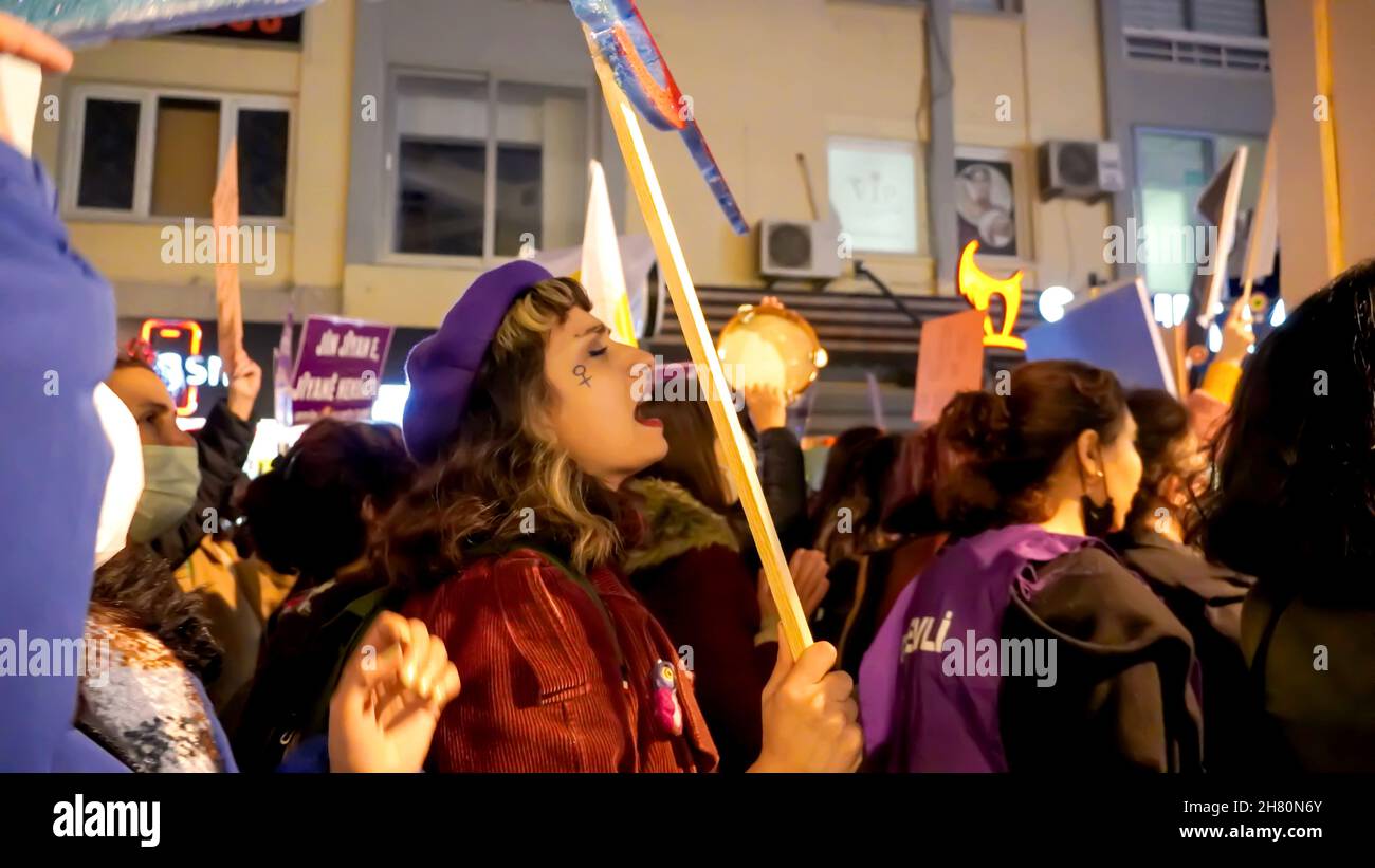 Izmir, Turquie.25 novembre 2021.Les femmes d'Izmir, en Turquie, ont fait la démonstration de la Journée internationale pour l'élimination de la violence à l'égard des femmes.Ils ont levé leur voix contre les hommes dominaient le monde avec des affiches, des bannières et des slogans qui ont été mis en évidence "retrait de la Convention d'Istanbul" et "le féminicide en Turquie".Les membres du LGBTQ ont également assisté à la manifestation organisée par 'nous arrêterons les fémicides pour la Turquie' (photo d'Idil Toffolo/Pacific Press) crédit: Pacific Press Media production Corp./Alay Live News Banque D'Images