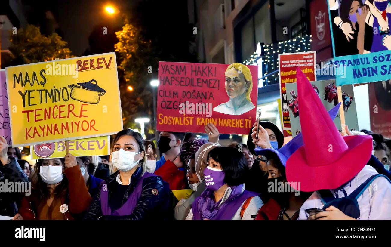 Izmir, Turquie.25 novembre 2021.Les femmes d'Izmir, en Turquie, ont fait la démonstration de la Journée internationale pour l'élimination de la violence à l'égard des femmes.Ils ont levé leur voix contre les hommes dominaient le monde avec des affiches, des bannières et des slogans qui ont été mis en évidence "retrait de la Convention d'Istanbul" et "le féminicide en Turquie".Les membres du LGBTQ ont également assisté à la manifestation organisée par 'nous arrêterons les fémicides pour la Turquie' (photo d'Idil Toffolo/Pacific Press) crédit: Pacific Press Media production Corp./Alay Live News Banque D'Images