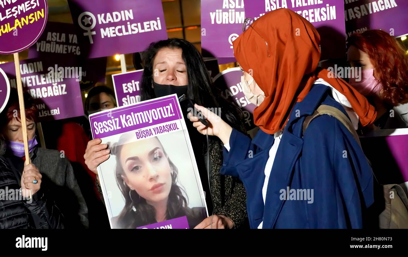 Izmir, Turquie.25 novembre 2021.Les femmes d'Izmir, en Turquie, ont fait la démonstration de la Journée internationale pour l'élimination de la violence à l'égard des femmes.Ils ont levé leur voix contre les hommes dominaient le monde avec des affiches, des bannières et des slogans qui ont été mis en évidence "retrait de la Convention d'Istanbul" et "le féminicide en Turquie".Les membres du LGBTQ ont également assisté à la manifestation organisée par 'nous arrêterons les fémicides pour la Turquie' (photo d'Idil Toffolo/Pacific Press) crédit: Pacific Press Media production Corp./Alay Live News Banque D'Images