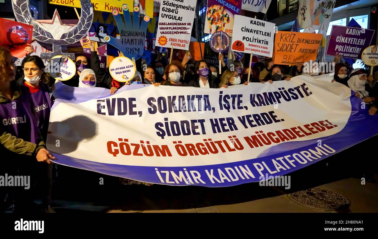 Izmir, Turquie.25 novembre 2021.Les femmes d'Izmir, en Turquie, ont fait la démonstration de la Journée internationale pour l'élimination de la violence à l'égard des femmes.Ils ont levé leur voix contre les hommes dominaient le monde avec des affiches, des bannières et des slogans qui ont été mis en évidence "retrait de la Convention d'Istanbul" et "le féminicide en Turquie".Les membres du LGBTQ ont également assisté à la manifestation organisée par 'nous arrêterons les fémicides pour la Turquie' (photo d'Idil Toffolo/Pacific Press) crédit: Pacific Press Media production Corp./Alay Live News Banque D'Images