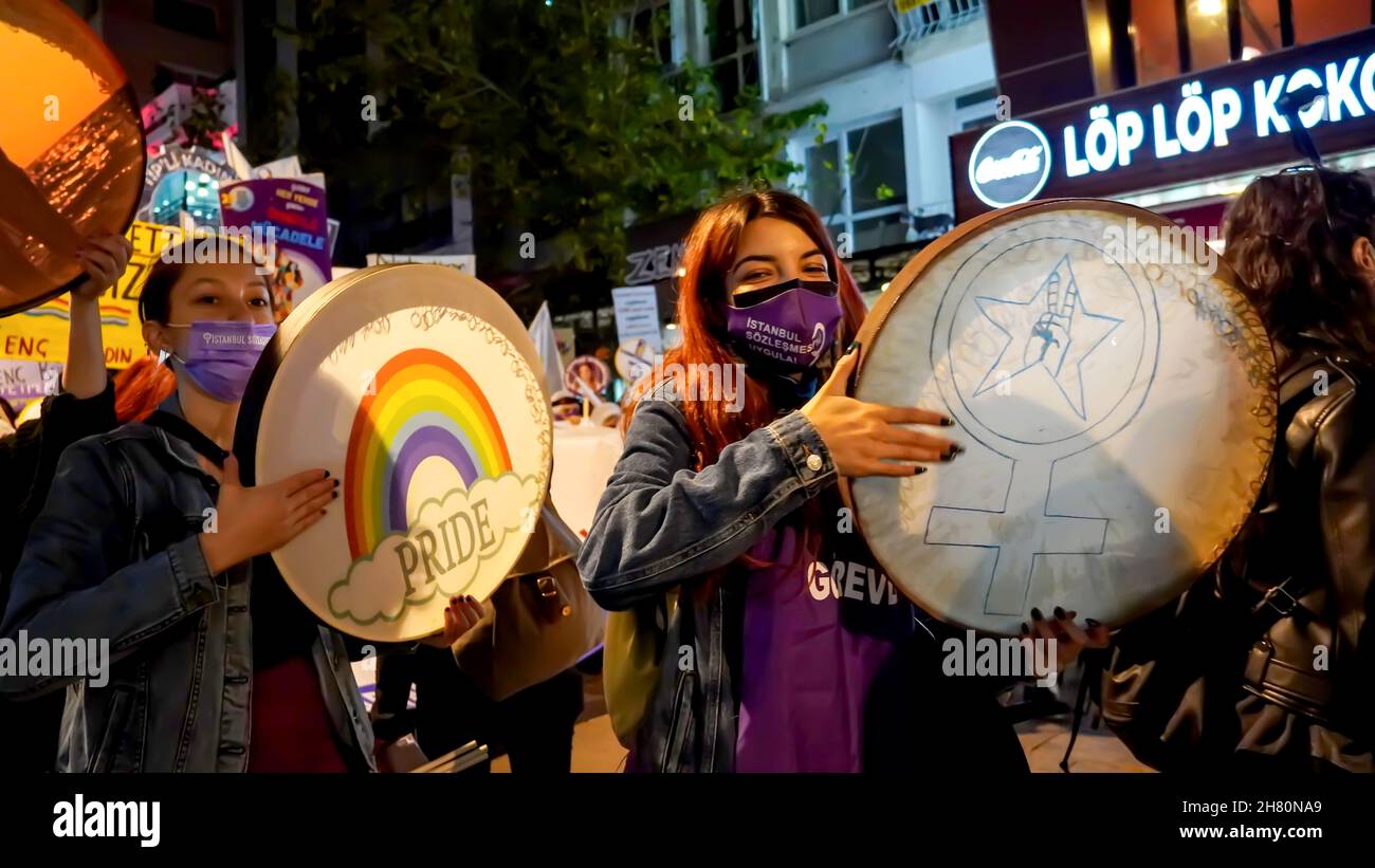 Izmir, Turquie.25 novembre 2021.Les femmes d'Izmir, en Turquie, ont fait la démonstration de la Journée internationale pour l'élimination de la violence à l'égard des femmes.Ils ont levé leur voix contre les hommes dominaient le monde avec des affiches, des bannières et des slogans qui ont été mis en évidence "retrait de la Convention d'Istanbul" et "le féminicide en Turquie".Les membres du LGBTQ ont également assisté à la manifestation organisée par 'nous arrêterons les fémicides pour la Turquie' (photo d'Idil Toffolo/Pacific Press) crédit: Pacific Press Media production Corp./Alay Live News Banque D'Images