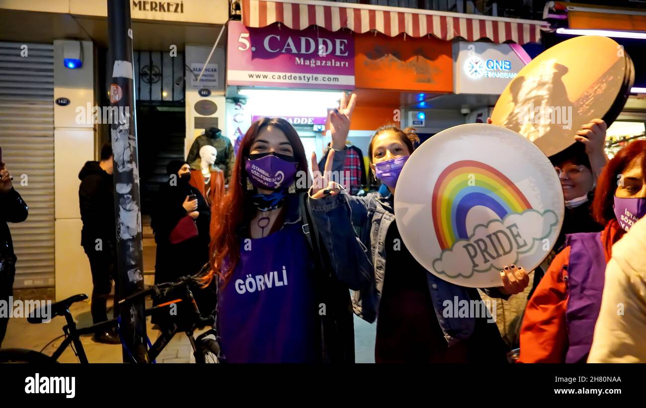 Izmir, Turquie.25 novembre 2021.Les femmes d'Izmir, en Turquie, ont fait la démonstration de la Journée internationale pour l'élimination de la violence à l'égard des femmes.Ils ont levé leur voix contre les hommes dominaient le monde avec des affiches, des bannières et des slogans qui ont été mis en évidence "retrait de la Convention d'Istanbul" et "le féminicide en Turquie".Les membres du LGBTQ ont également assisté à la manifestation organisée par 'nous arrêterons les fémicides pour la Turquie' (photo d'Idil Toffolo/Pacific Press) crédit: Pacific Press Media production Corp./Alay Live News Banque D'Images