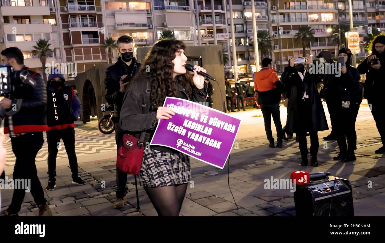Izmir, Turquie.25 novembre 2021.Les femmes d'Izmir, en Turquie, ont fait la démonstration de la Journée internationale pour l'élimination de la violence à l'égard des femmes.Ils ont levé leur voix contre les hommes dominaient le monde avec des affiches, des bannières et des slogans qui ont été mis en évidence "retrait de la Convention d'Istanbul" et "le féminicide en Turquie".Les membres du LGBTQ ont également assisté à la manifestation organisée par 'nous arrêterons les fémicides pour la Turquie' (photo d'Idil Toffolo/Pacific Press) crédit: Pacific Press Media production Corp./Alay Live News Banque D'Images