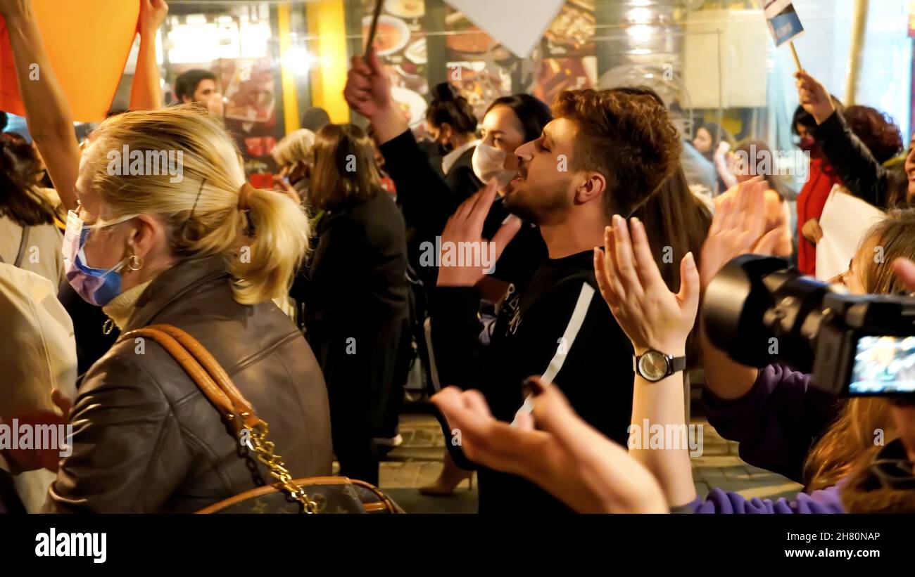 Izmir, Turquie.25 novembre 2021.Les femmes d'Izmir, en Turquie, ont fait la démonstration de la Journée internationale pour l'élimination de la violence à l'égard des femmes.Ils ont levé leur voix contre les hommes dominaient le monde avec des affiches, des bannières et des slogans qui ont été mis en évidence "retrait de la Convention d'Istanbul" et "le féminicide en Turquie".Les membres du LGBTQ ont également assisté à la manifestation organisée par 'nous arrêterons les fémicides pour la Turquie' (photo d'Idil Toffolo/Pacific Press) crédit: Pacific Press Media production Corp./Alay Live News Banque D'Images