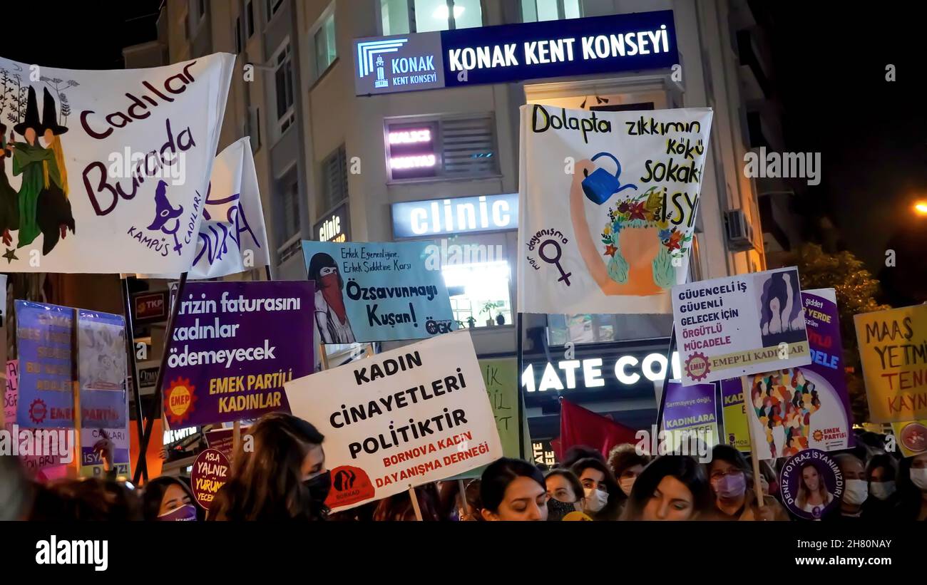 Izmir, Turquie.25 novembre 2021.Les femmes d'Izmir, en Turquie, ont fait la démonstration de la Journée internationale pour l'élimination de la violence à l'égard des femmes.Ils ont levé leur voix contre les hommes dominaient le monde avec des affiches, des bannières et des slogans qui ont été mis en évidence "retrait de la Convention d'Istanbul" et "le féminicide en Turquie".Les membres du LGBTQ ont également assisté à la manifestation organisée par 'nous arrêterons les fémicides pour la Turquie' (photo d'Idil Toffolo/Pacific Press) crédit: Pacific Press Media production Corp./Alay Live News Banque D'Images