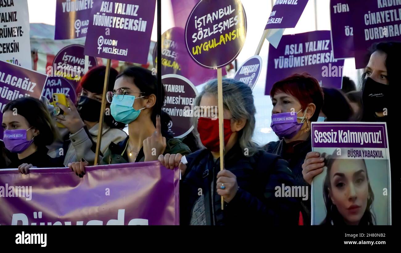 Izmir, Turquie.25 novembre 2021.Les femmes d'Izmir, en Turquie, ont fait la démonstration de la Journée internationale pour l'élimination de la violence à l'égard des femmes.Ils ont levé leur voix contre les hommes dominaient le monde avec des affiches, des bannières et des slogans qui ont été mis en évidence "retrait de la Convention d'Istanbul" et "le féminicide en Turquie".Les membres du LGBTQ ont également assisté à la manifestation organisée par 'nous arrêterons les fémicides pour la Turquie' (photo d'Idil Toffolo/Pacific Press) crédit: Pacific Press Media production Corp./Alay Live News Banque D'Images