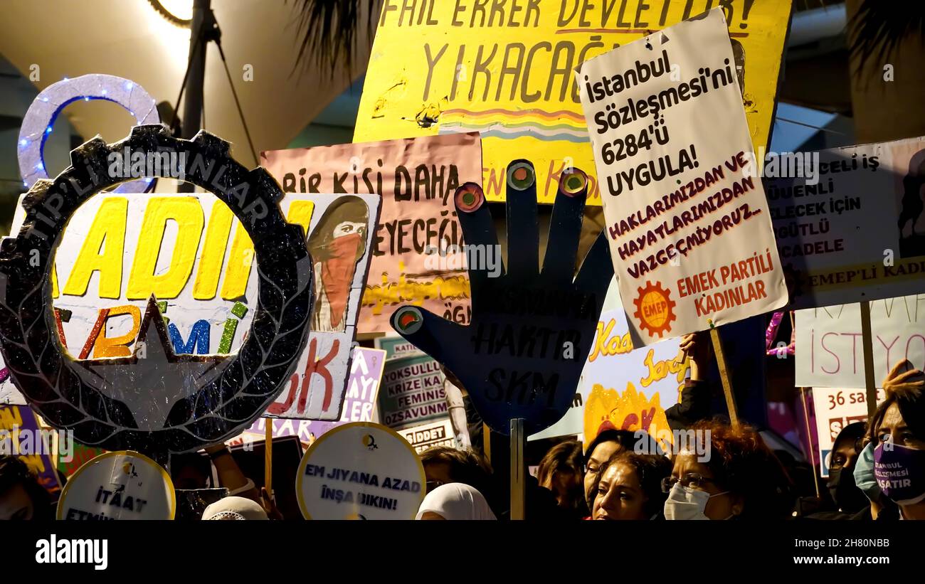 Izmir, Turquie.25 novembre 2021.Les femmes d'Izmir, en Turquie, ont fait la démonstration de la Journée internationale pour l'élimination de la violence à l'égard des femmes.Ils ont levé leur voix contre les hommes dominaient le monde avec des affiches, des bannières et des slogans qui ont été mis en évidence "retrait de la Convention d'Istanbul" et "le féminicide en Turquie".Les membres du LGBTQ ont également assisté à la manifestation organisée par 'nous arrêterons les fémicides pour la Turquie' (photo d'Idil Toffolo/Pacific Press) crédit: Pacific Press Media production Corp./Alay Live News Banque D'Images